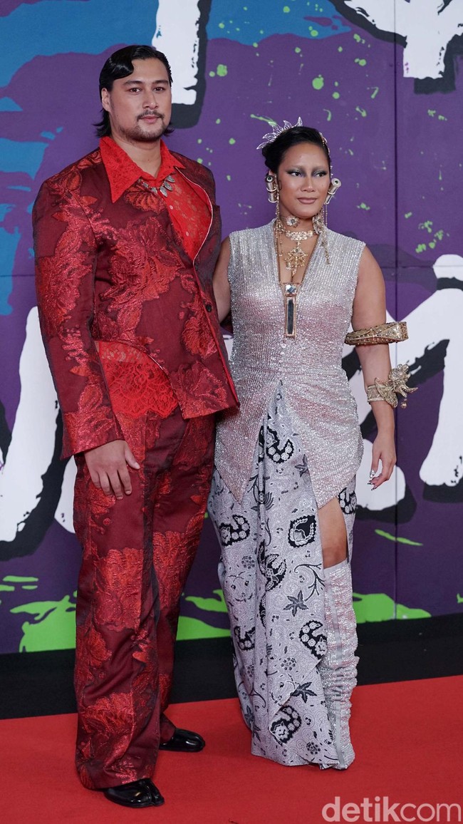 Sejoli Tara Basro dan Daniel Adnan kompak bergaya eksentrik elegan. Sleveless dress perak karya Hian Tjen dan aksesori Rinaldy A. Yunardi menyempurnakan gaya Tara. (Foto: Palevi S/detikFoto)