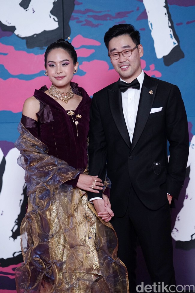 Maudy Ayunda menebar pesonanya dalam balutan gaun bergaya kontemporer dengan sentuhan velvet. Momen kehadiran aktris sekaligus penyanyi itu kian spesial karena untuk pertama kalinya sang suami, Jesse Choi, ikut mendampingi. (Foto: Palevi S/detikFoto)