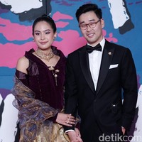 Maudy Ayunda menebar pesonanya dalam balutan gaun bergaya kontemporer dengan sentuhan velvet. Momen kehadiran aktris sekaligus penyanyi itu kian spesial karena untuk pertama kalinya sang suami, Jesse Choi, ikut mendampingi. (Foto: Palevi S/detikFoto)