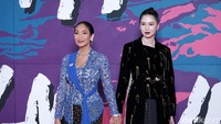 Happy Salma dan Laura Basuki juga tampil berkebaya dengan nuansa berbeda. Pool/Palevi S/detikFoto.