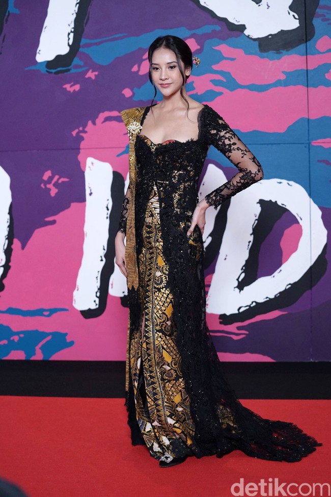 Gaun berkaya kebaya dari Anne Avantie menjadi andalan Anya Geraldine. Busana tersebut hadir dengan siluet empire memberi sentuhan elegan. (Foto: Palevi S/detikFoto)