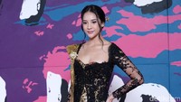 Anya Geraldine memilih tampil dengan kebaya hitam rancangan Anne Avantie. Pool/Palevi S/detikFoto.