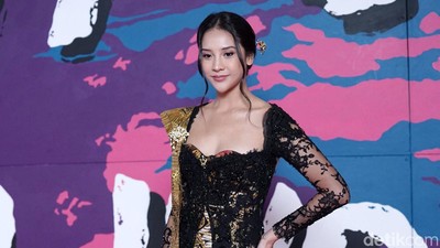 Adu Gaya Artis di Karpet Merah FFI 2022, Maudy Ayunda Pose Bareng Suami