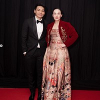 Chelsea Islan juga datang dengan pasangannya yang bukan lain adalah calon suaminya, Rob Clinton. Padanan gaun strapless bermotif etnik dan jaket velvet dari Ghea Panggabean menemani penampilan sang aktris cantik tersebut. (Foto: Dok. Instagram)