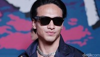 Jefri Nichol pun bergaya etnik dengan vest crop sebagai dalaman. Pool/Palevi S/detikFoto.