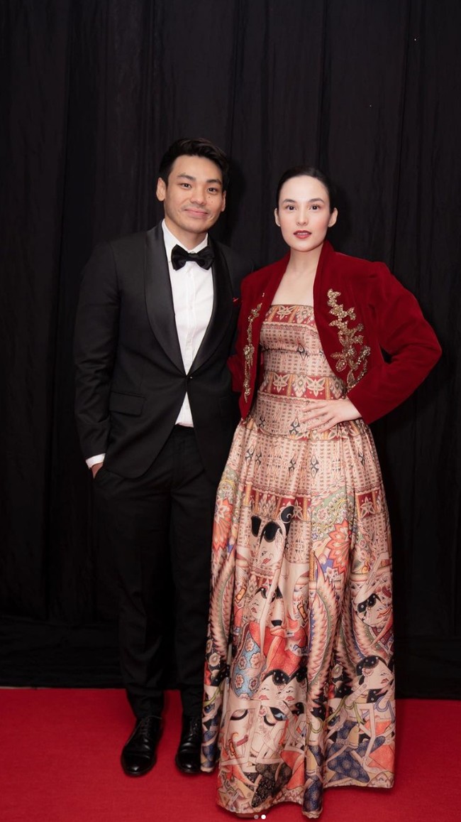 Chelsea Islan juga datang dengan pasangannya yang bukan lain adalah calon suaminya, Rob Clinton. Padanan gaun strapless bermotif etnik dan jaket velvet dari Ghea Panggabean menemani penampilan sang aktris cantik tersebut. (Foto: Dok. Instagram)