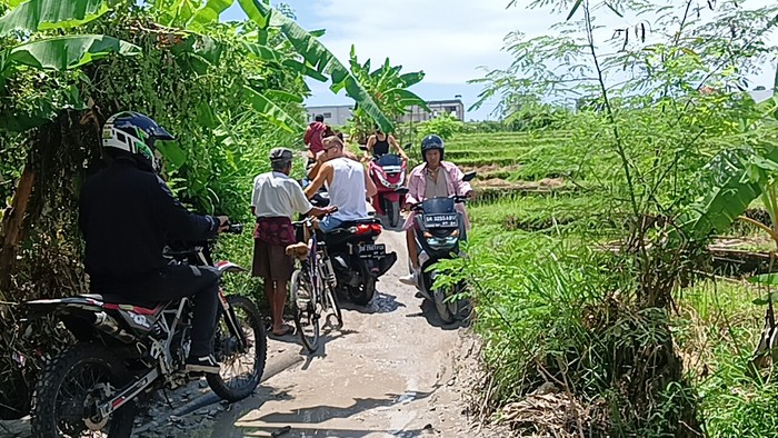 Pengendara motor berdesakan melewati Gang Mango di Tibubeneng, Kuta Utara.