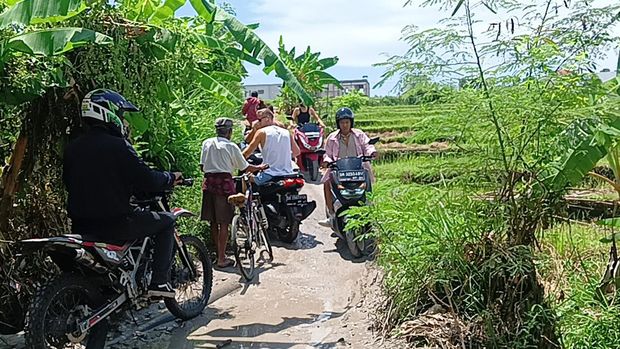 Pengendara motor berdesakan melewati Gang Mango di Tibubeneng, Kuta Utara.