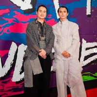 Aktor Jerome Kurnia dan Jourdy Pranata kompak dengan karya Sapto Djojokartiko. Siapa favoritmu? (Foto: Instagram/@jourdy.pranata)