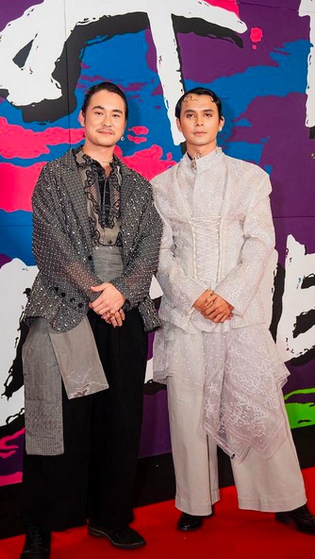 Aktor Jerome Kurnia dan Jourdy Pranata kompak dengan karya Sapto Djojokartiko. Siapa favoritmu? (Foto: Instagram/@jourdy.pranata)