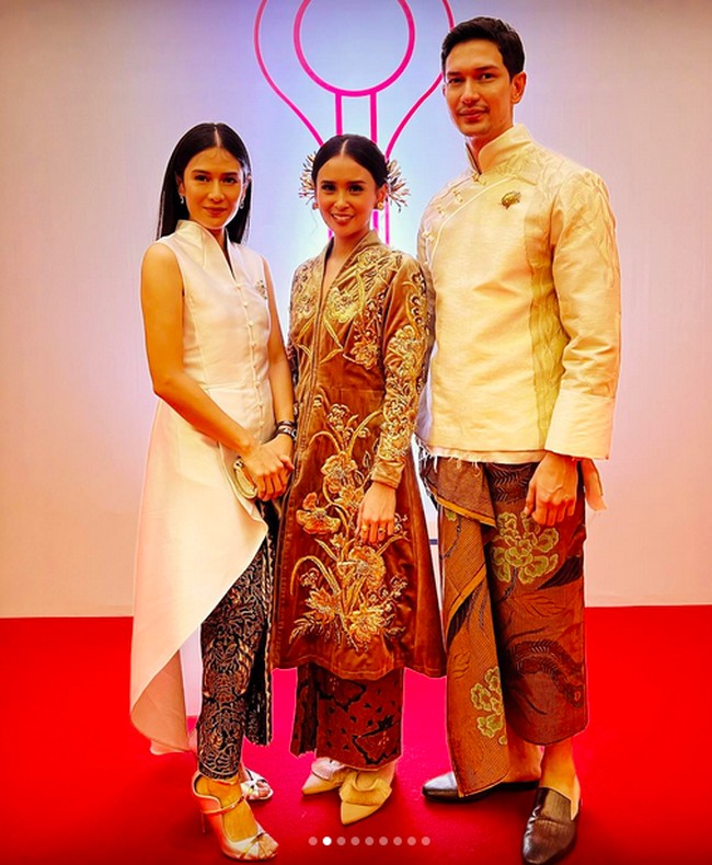 Dian Sastrowardoyo memberikan sisi elegan-edgy-nya dengan kebaya berpotongan minimalis dari Kraton World rancangan Auguste Soesastro. Dimas memakai beskap Tangan Official, sementara Ayu Shita mengadalkan kebaya penuh embroidery dari Hands by Jeje. (Foto: Instagram/@dimasbeck)