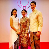 Dian Sastrowardoyo memberikan sisi elegan-edgy-nya dengan kebaya berpotongan minimalis dari Kraton World rancangan Auguste Soesastro. Dimas memakai beskap Tangan Official, sementara Ayu Shita mengadalkan kebaya penuh embroidery dari Hands by Jeje. (Foto: Instagram/@dimasbeck)