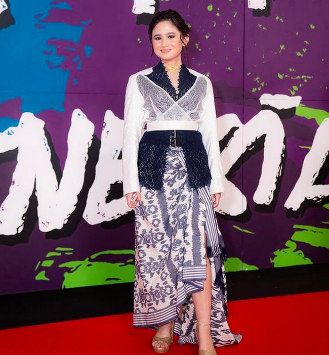 Aktris Tissa Biani memakai terusan dengan rok bergaya sarung karya Jeffry Tan. Bagian atasan yang menemani penampilan pemeran Nur di film KKN di Desa Penari ini dipermanis dengan dekorasi seperti peplum terbelah. (Foto: Instagram/@tissabiani)