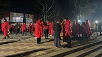 Tidak ada laporan korban jiwa sejauh ini. (Ibrahim Yozoglu/Getty Images)  