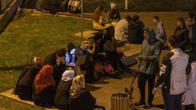 Gempa M 5,9 Guncang Turki, Warga Berhamburan di Malam yang Dingin