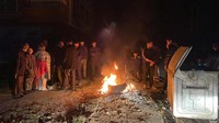 Udara musim dingin di Turki membuat warga berusaha menghangatkan diri di luar ruangan. (Omer Urer/Getty Images)  