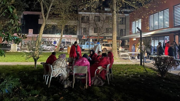 Gempa M 5,9 Guncang Turki, Warga Berhamburan di Tengah Malam Mengigil DUZCE, TURKIYE - NOVEMBER 23: People spend the night outside their homes after 5.9-magnitude earthquake jolted western Turkish province of Duzce on November 23, 2022. (Photo by Ibrahim Yozoglu/Anadolu Agency via Getty Images)