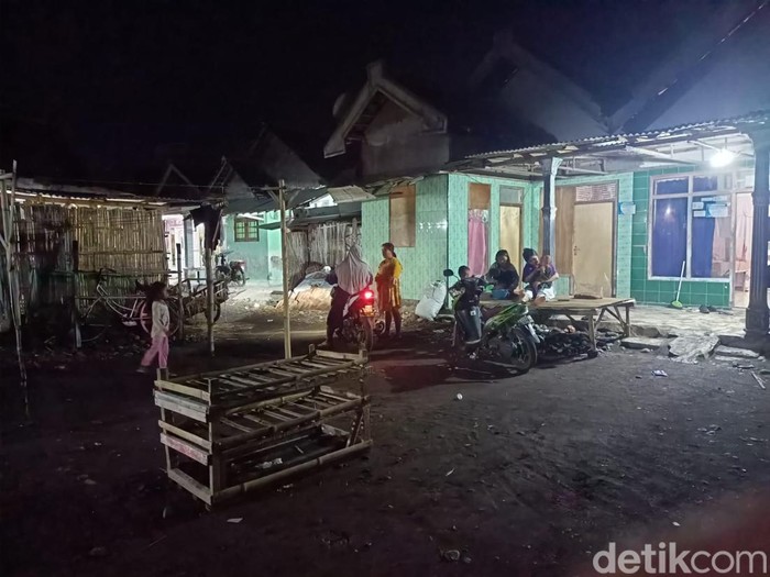 Gempa Probolinggo membuat sejumlah warga di Paiton panik berlarian keluar rumah