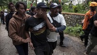 Seorang warga di Desa Gasol tak kuasa menahan tangis karena kehilangan keluarganya. Hingga kini sebanyak 268 orang meninggal akibat gempa bumi tersebut. Aditya Irawan/NurPhoto via Getty Images.