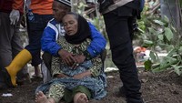 Kesedihan terlihat jelas di wajah warga yang kehilangan keluarganya akibat gempa di Cianjur. Hingga kini sebanyak 268 orang meninggal dengan 122 di antaranya telah teridentifikasi. Aditya Irawan/NurPhoto via Getty Images.