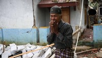 Seorang warga menangis di depan rumahnya yang rusak akibat gempa di Cianjur. Berdasarkan data per Selasa (22/11) pukul 16.00 WIB, sebanyak 22.198 unit rumah rusak akibat gempa tersebut. AP Photo/Tatan Syuflana.