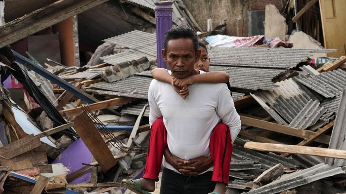 Gempa bumi mengakibatkan ratusan warga meninggal dan ribuan rumah rusak di Cianjur. Warga korban gempa pun tak bisa menahan kesedihannya.