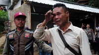 Seorang warga menangis karena salah satu keluarganya hilang akibat gempa bumi di Cianjur. Dia menangis di sekitar lokasi pencarian korban gempa. Dasril Roszandi/Anadolu Agency via Getty Images.