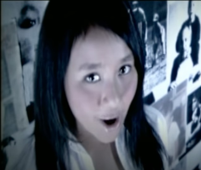 Penampilan Gita Gutawa dulu terlihat masih begitu imut dan polos. Seperti dalam video duetnya dengan Ada Band ini. Dengan riasan wajah minimalis, penampilannya jadi telihat sangat natural. Foto: YouTube/GP Records