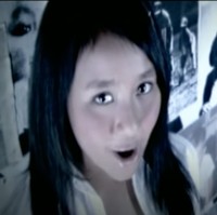 Penampilan Gita Gutawa dulu terlihat masih begitu imut dan polos. Seperti dalam video duetnya dengan Ada Band ini. Dengan riasan wajah minimalis, penampilannya jadi telihat sangat natural. Foto: YouTube/GP Records