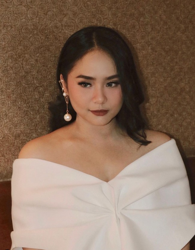 Penampilan Gita Gutawa kini pun jadi terlihat semakin anggun dan elegan. Melalui akun Instagram pribadinya Gita cukup aktif membagikan foto-foto dirinya dan kegiatan yang dijalaninya. Foto: Instagram/@gitagut
