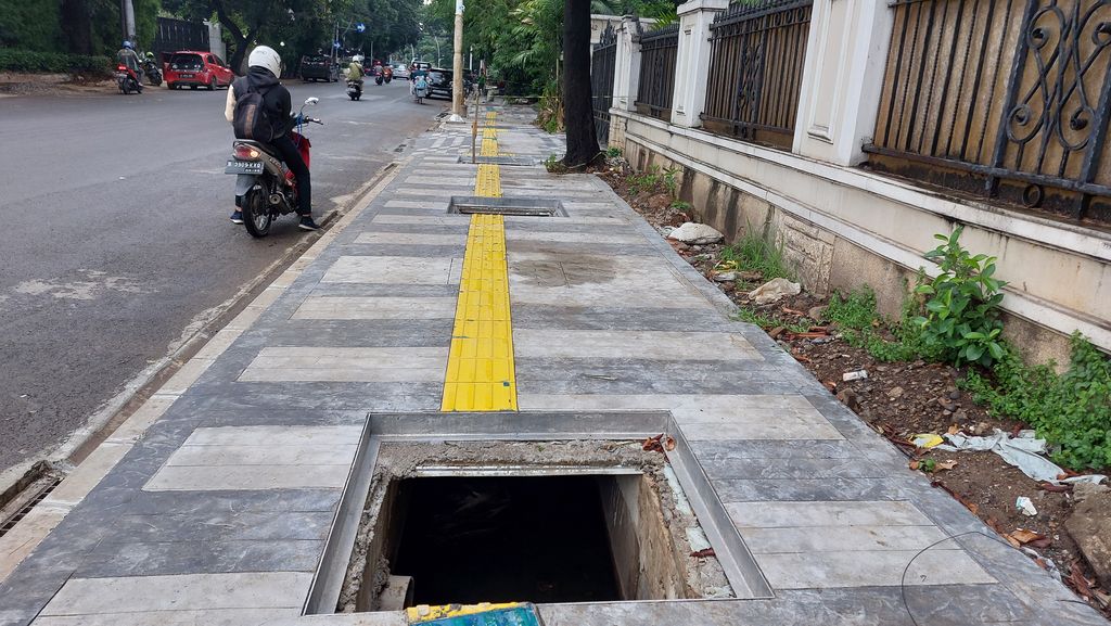 Gorong-rorong di Jl Agus Salim Jakarta Pusat belum ditutup.