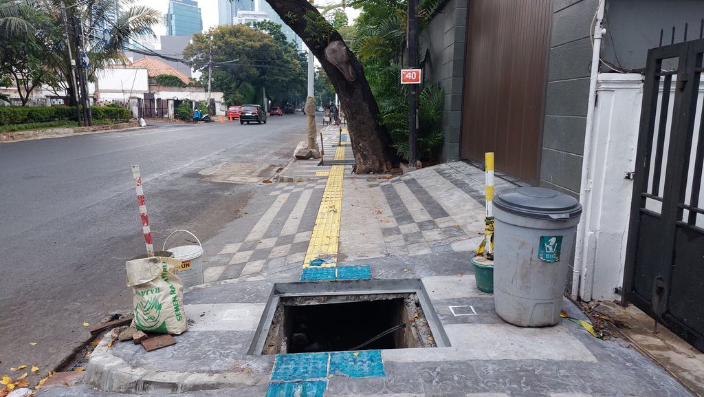 Gorong-rorong di Jl Agus Salim Jakarta Pusat belum ditutup.