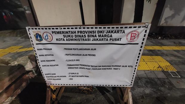 Gorong-rorong di Jl Agus Salim Jakarta Pusat belum ditutup.