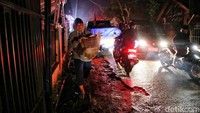 Memasuki hari ketiga pasca gempa Cianjur, suasana di lokasi masih belum kondusif karena masih banyak jalan akses yang putus.