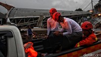 Masih terjadi penumpukan di jalan alternatif yang merupakan jalur desa penghubung antar desa.