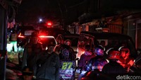 Di jalur ini jalanan sangat crowded karena diberlakukan sistem buka tutup agar kendaraan bisa melalui karena jalannya yang kecil.