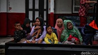 Sejumlah warga beraktivitas di kawasan Desa Mangunkerta - Desa Gasol, Cugenang, Cianjur, Jawa Barat, Rabu (23/11/2022).a