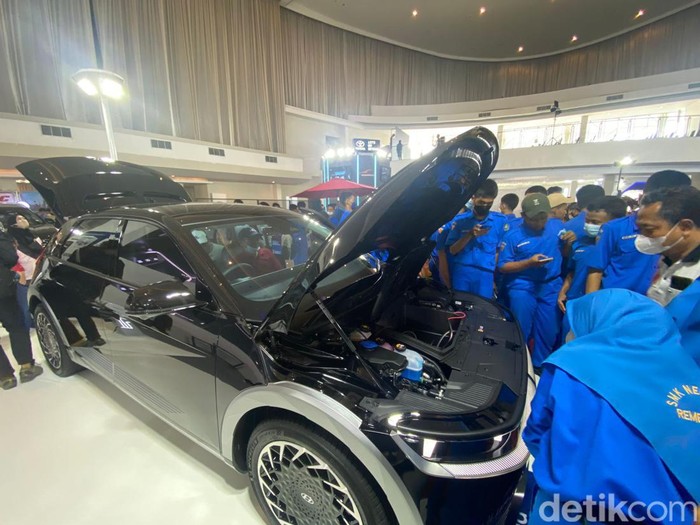 Hari pertama GAIKINDO Indonesia International Auto Show (GIIAS) di Semarang, Rabu (23/11/2022).