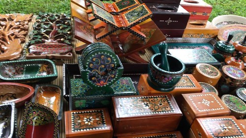 Hasil kerajinan pahatan kayu karya warga Desa Sesela, Kecamatan Gunungsari, Kabupaten Lombok Barat, Azam dan Zakir di Senggigi, Lombok, Rabu (23/11/2022).