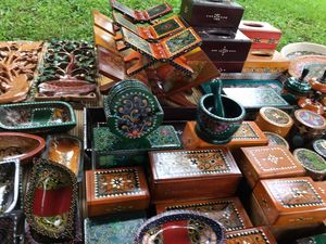 Kisah Azam: Pematung Kayu di NTB Pasarkan Dagangan dari Hotel ke Hotel