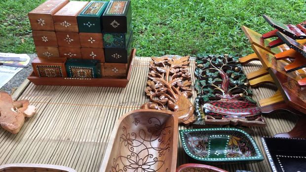 Hasil pahatan kayu yang dipasarkan dari hotel ke hotel.