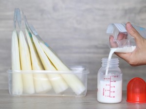 Tips Menyimpan ASI di dalam Freezer agar Nutrisinya Tidak Hilang menurut IDAI