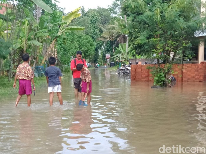 Ilustrasi genangan air banjir yang berisiko menularkan leptospirosis. Foto diambil di Desa Krakitan, Bayat, Klaten, November 2022.