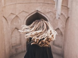 10 Inspirasi Warna Highlight Rambut yang Bikin Tambah Cantik!