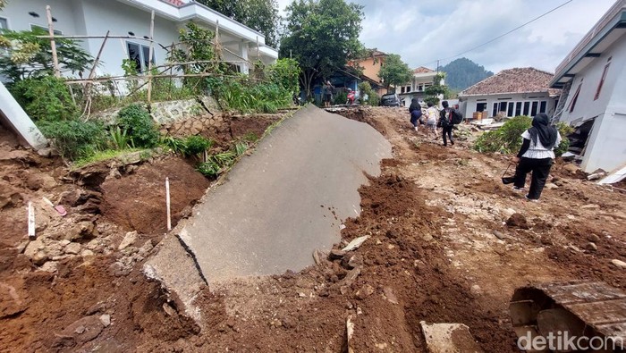Jalan dan rumah rusak parah diguncang gempa Cianjur