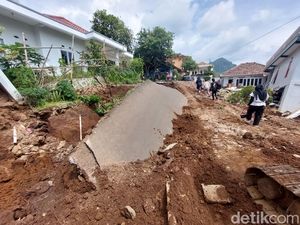 Efek Dahsyat Gempa Cianjur: Aspal Jalan Penghubung 2 Kampung Terangkat!
