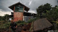 Jalan tampak hancur dengan aspalnya terbelah.