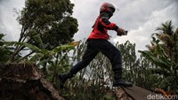 Akibatnya, warga harus berhati-hati ketika melewati jalan itu.