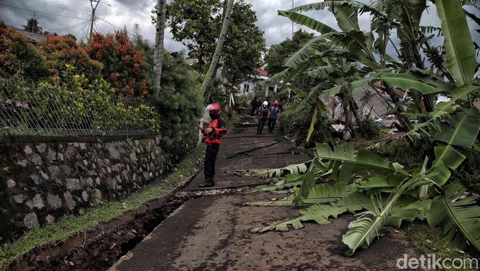 Jalan di Desa Sarampad, Cianjur Terbelah Akibat Gempa Gempa di Cianjur merusak infrastruktur jalan di Desa Sarampad, Kecamatan Cugenang. Aspal jalan tampak terbelah.