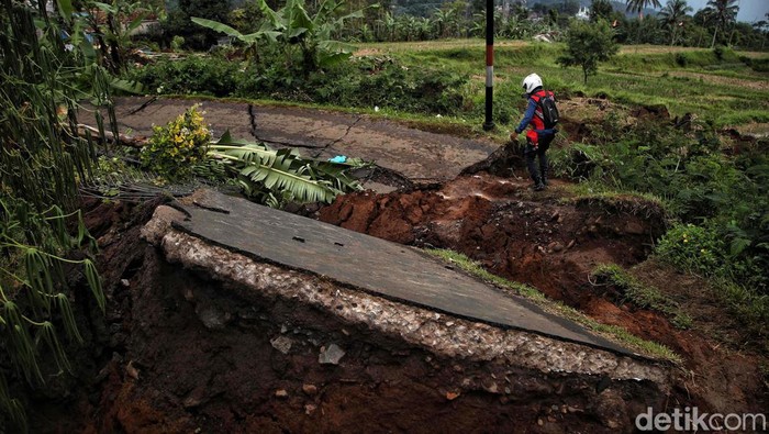 Jalan di Desa Sarampad Cianjur Terbelah Akibat Gempa